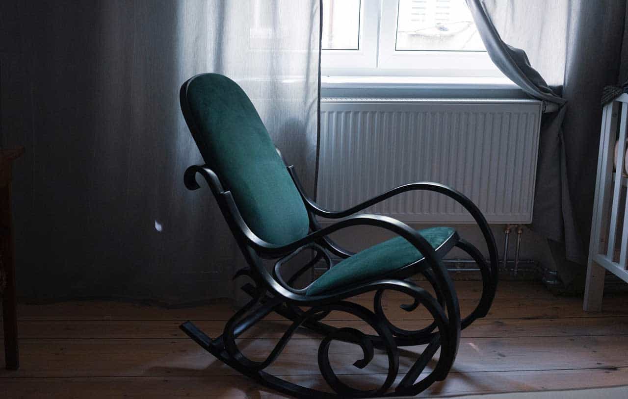 تصویر 3 از صندلی چوبی گهواره ای نشیمن پهن هماهنگ با دکور خانه